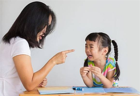 Với trẻ dưới 3 tuổi, việc dạy dỗ bằng quát mắng là vô ích và đây là 3 cách hay cho bố mẹ - Ảnh 3.