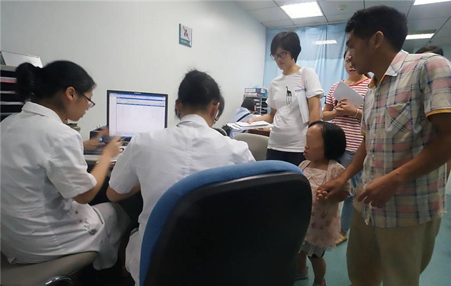 bat chap nguy hiem, nguoi phu nu cao 91cm nhu dua tre len ba mang bau vuot mat - 4