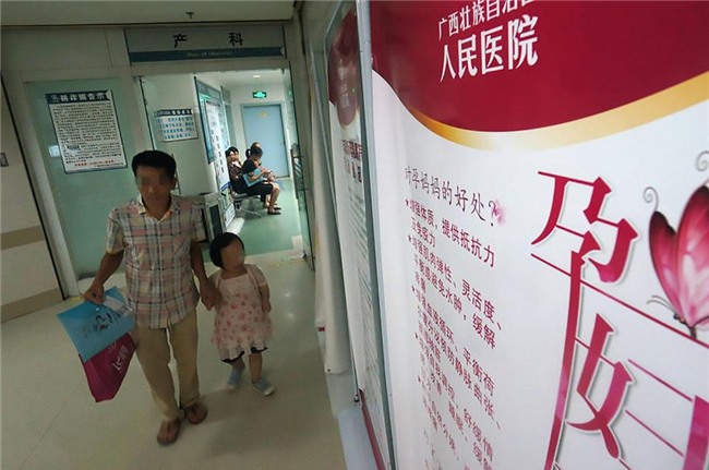 bat chap nguy hiem, nguoi phu nu cao 91cm nhu dua tre len ba mang bau vuot mat - 5