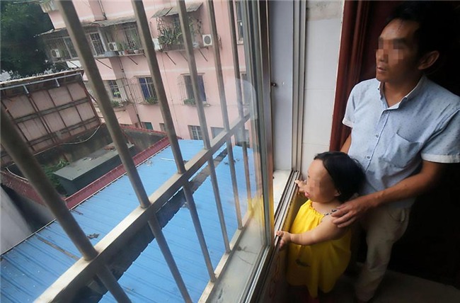 bat chap nguy hiem, nguoi phu nu cao 91cm nhu dua tre len ba mang bau vuot mat - 7