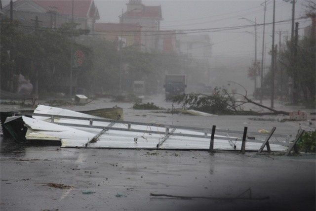 Từng tấm tôn lớn bị xé toang, cuốn bay ra đường