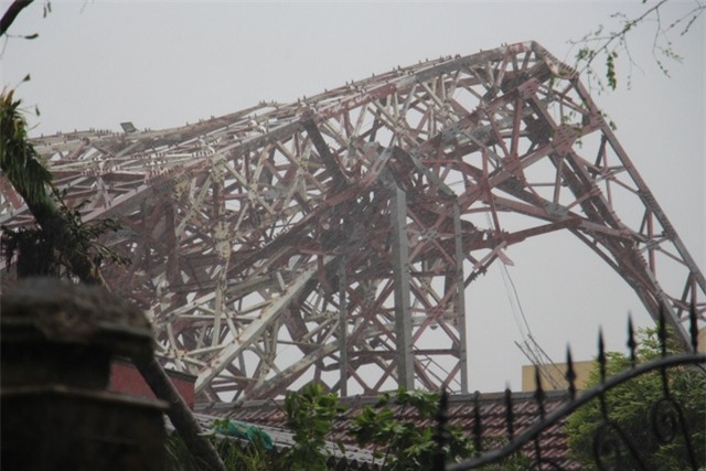 và tháp Đài Truyền hình thị xã Kỳ Anh bị bão quật gãy