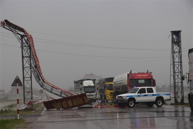 Cổng chào trên quốc lộ 1A đoạn qua thị xã Kỳ Anh bị sập