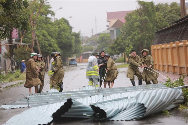 Lực lượng CSGT TP Hà Tĩnh khẩn giúp dân khắc phục sự cố sau bão