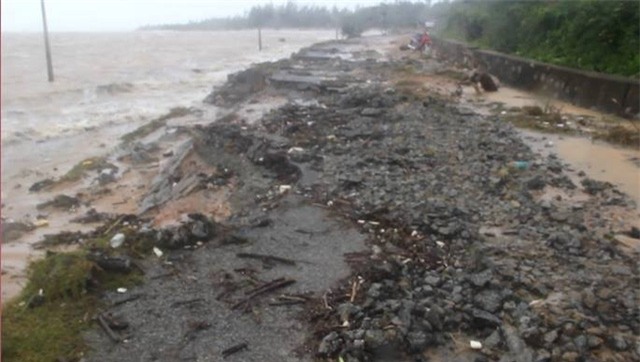 Hơn 100 mét đường chạy dọc biển qua xã Cương Gián, huyện Nghi Xuân bị sóng biển đánh sạt lở nghiêm trọng khiến phương tiện không thể lưu thông