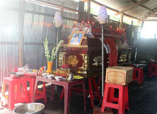 vu thi the nu sinh lop 6 bi vui trong lum say: me khoc ngat goi ten con - 1