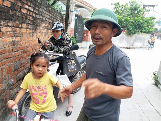 Vụ 31 trẻ mầm non nghi ngộ độc: Lo sợ thực phẩm không đảm bảo phụ huynh đón con về ăn trưa - Ảnh 1.