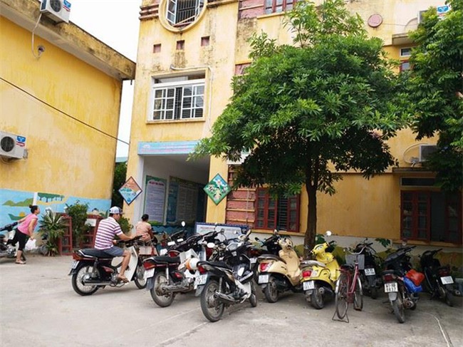 Vụ 31 trẻ mầm non nghi ngộ độc: Lo sợ thực phẩm không đảm bảo phụ huynh đón con về ăn trưa - Ảnh 5.