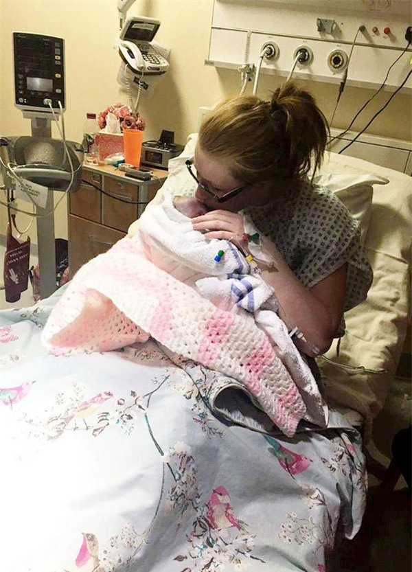 thai phu bau vuot mat bi chong dap manh vao bung, con chua kip chao doi da tu vong - 2