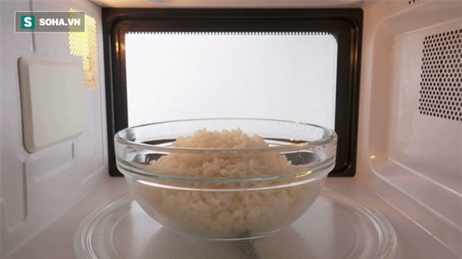 Có nên hâm nóng lại cơm thừa để ăn không? - Ảnh 2.