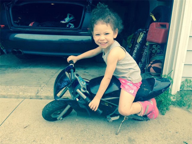 Con gái ăn vạ, gào khóc ầm ĩ ở siêu thị, ông bố cứ thế cầm điện thoại livestream - Ảnh 1.