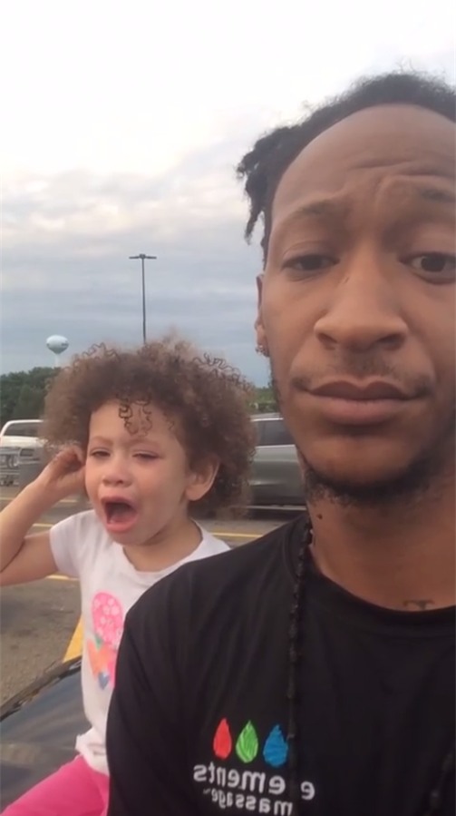 Con gái ăn vạ, gào khóc ầm ĩ ở siêu thị, ông bố cứ thế cầm điện thoại livestream - Ảnh 2.