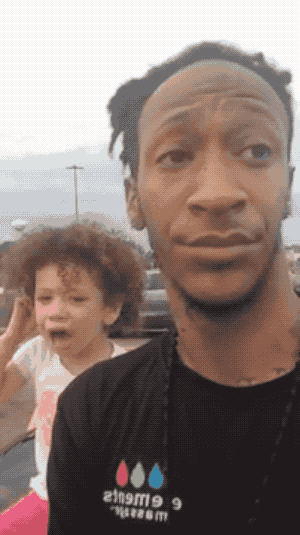 Con gái ăn vạ, gào khóc ầm ĩ ở siêu thị, ông bố cứ thế cầm điện thoại livestream - Ảnh 3.