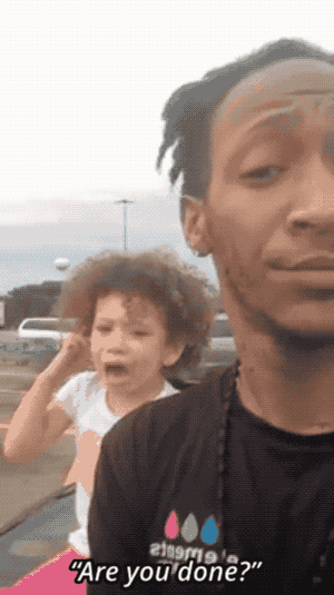 Con gái ăn vạ, gào khóc ầm ĩ ở siêu thị, ông bố cứ thế cầm điện thoại livestream - Ảnh 4.