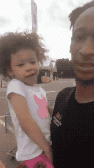 Con gái ăn vạ, gào khóc ầm ĩ ở siêu thị, ông bố cứ thế cầm điện thoại livestream - Ảnh 5.