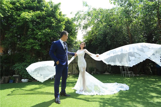 Anh cuoi lang man cua Van Quang Long va vo kem 10 tuoi hinh anh 3