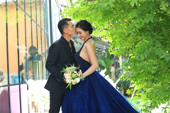 Anh cuoi lang man cua Van Quang Long va vo kem 10 tuoi hinh anh 4