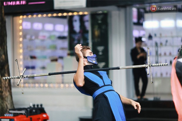 Dàn trai xinh gái đẹp ngoại quốc và những màn biểu diễn nghệ thuật náo loạn phố đi bộ hồ Gươm dịp cuối tuần - Ảnh 3.