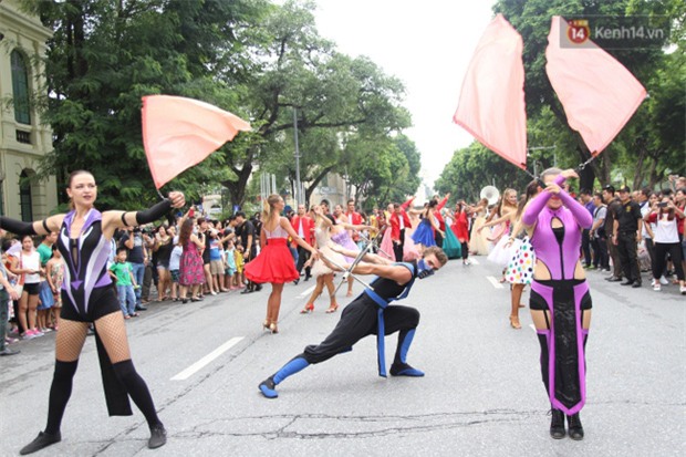 Dàn trai xinh gái đẹp ngoại quốc và những màn biểu diễn nghệ thuật náo loạn phố đi bộ hồ Gươm dịp cuối tuần - Ảnh 4.