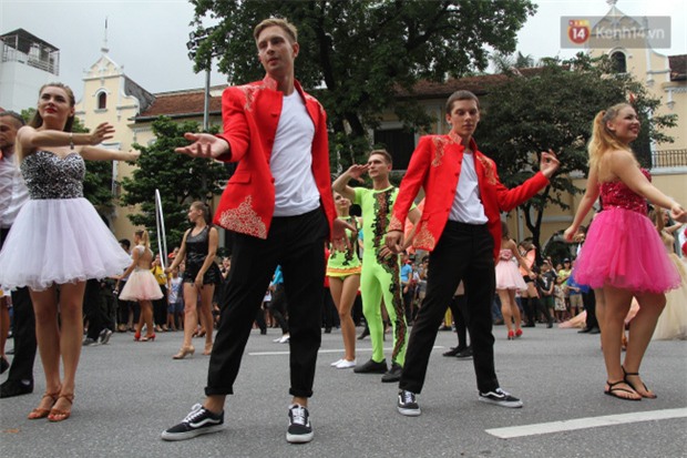 Dàn trai xinh gái đẹp ngoại quốc và những màn biểu diễn nghệ thuật náo loạn phố đi bộ hồ Gươm dịp cuối tuần - Ảnh 9.