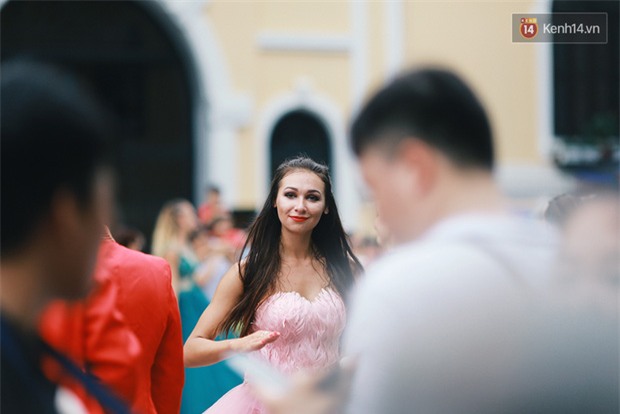 Dàn trai xinh gái đẹp ngoại quốc và những màn biểu diễn nghệ thuật náo loạn phố đi bộ hồ Gươm dịp cuối tuần - Ảnh 10.