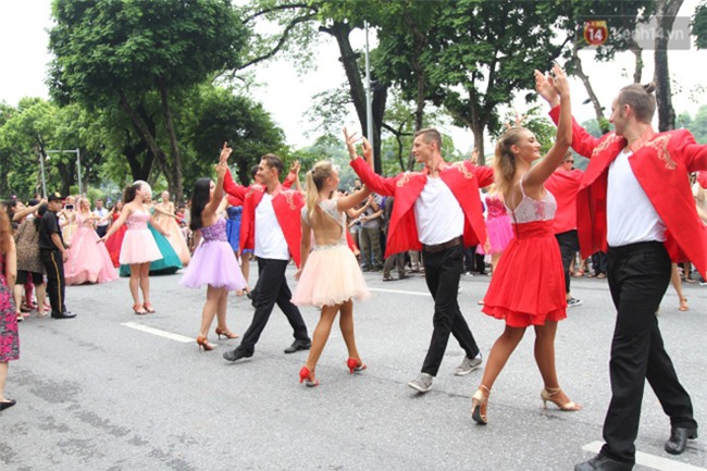 Dàn trai xinh gái đẹp ngoại quốc và những màn biểu diễn nghệ thuật 