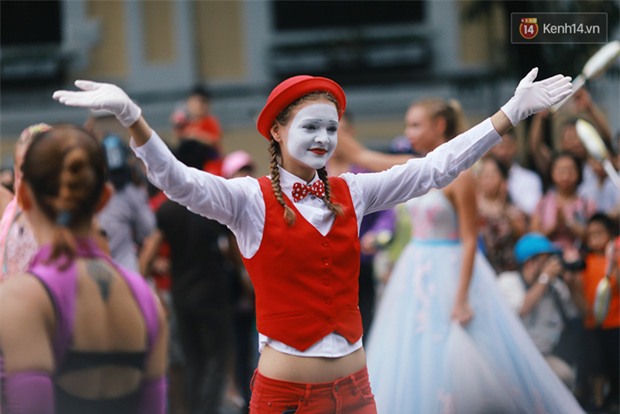 Dàn trai xinh gái đẹp ngoại quốc và những màn biểu diễn nghệ thuật náo loạn phố đi bộ hồ Gươm dịp cuối tuần - Ảnh 12.