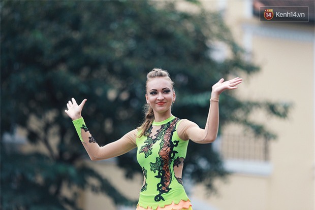 Dàn trai xinh gái đẹp ngoại quốc và những màn biểu diễn nghệ thuật náo loạn phố đi bộ hồ Gươm dịp cuối tuần - Ảnh 5.