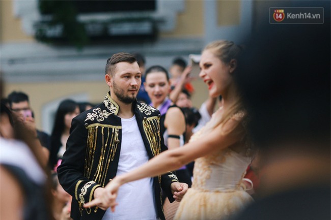 Dàn trai xinh gái đẹp ngoại quốc và những màn biểu diễn nghệ thuật 