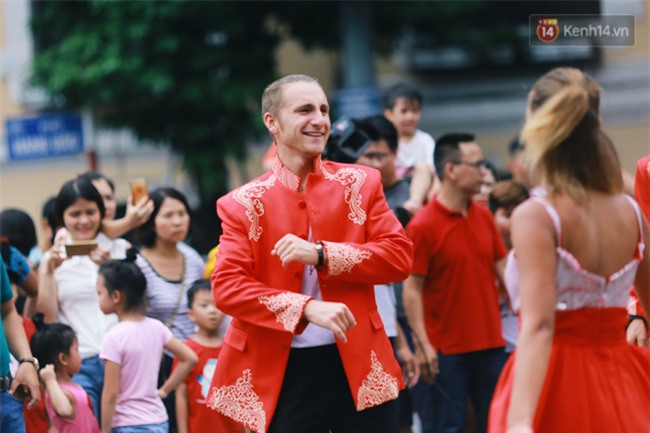Dàn trai xinh gái đẹp ngoại quốc và những màn biểu diễn nghệ thuật