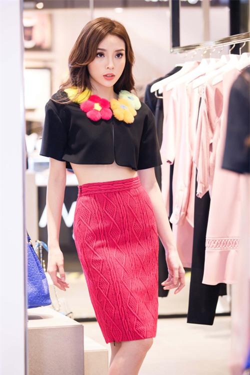 Hoa hậu Kỳ Duyên phủ đầy hàng hiệu thử đồ dự show Moschino tại Milan Fashion Week - Ảnh 7.