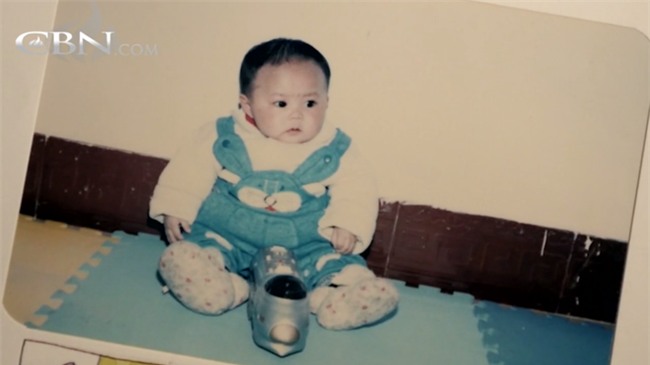 Nhận nuôi đứa bé bị vứt bỏ ở nhà ga, bố mẹ không ngờ con có khả năng đặc biệt mỗi khi đồng hồ reng-2