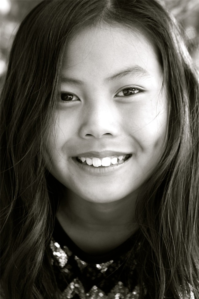 Nhận nuôi đứa bé bị vứt bỏ ở nhà ga, bố mẹ không ngờ con có khả năng đặc biệt mỗi khi đồng hồ reng-11