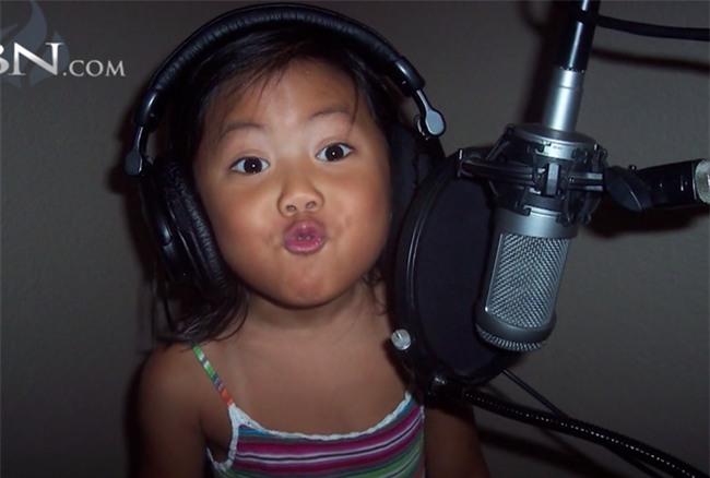 Nhận nuôi đứa bé bị vứt bỏ ở nhà ga, bố mẹ không ngờ con có khả năng đặc biệt mỗi khi đồng hồ reng-4