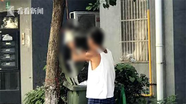 Tên đồ tể nhẫn tâm treo chó lên cây rồi lột da ngay giữa ban ngày trước sự chứng kiến của nhiều người - Ảnh 1.