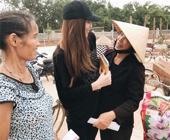 Cô đến từng nơi, bắt tay, thăm hỏi từng người và thể hiện sự đồng cảm với họ. - Tin sao Viet - Tin tuc sao Viet - Scandal sao Viet - Tin tuc cua Sao - Tin cua Sao