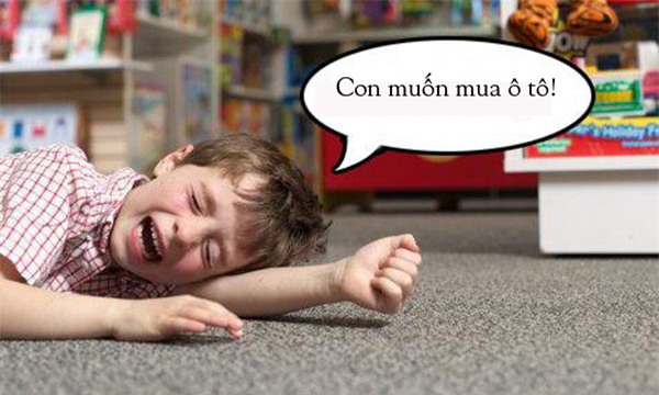 Con lăn đùng ra ăn vạ giữa chốn đông người, chẳng qua mẹ chưa biết 5 chiêu này - Ảnh 1.