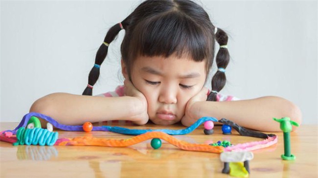 Con lăn đùng ra ăn vạ giữa chốn đông người, chẳng qua mẹ chưa biết 5 chiêu này - Ảnh 2.