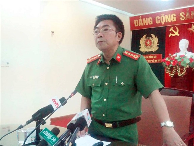 2 tu tu tron khoi phong biet giam: giau 'dung cu' khoet tuong trong hau mon - 1