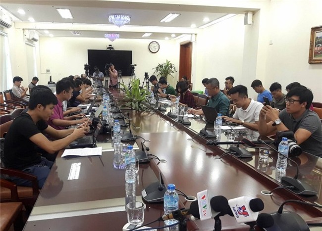 2 tu tu tron khoi phong biet giam: giau 'dung cu' khoet tuong trong hau mon - 2