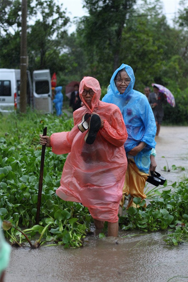 Quảng Trị: Nhà trai xắn quần, cắp dép vượt lũ đi đón dâu ngày mưa bão - Ảnh 14.