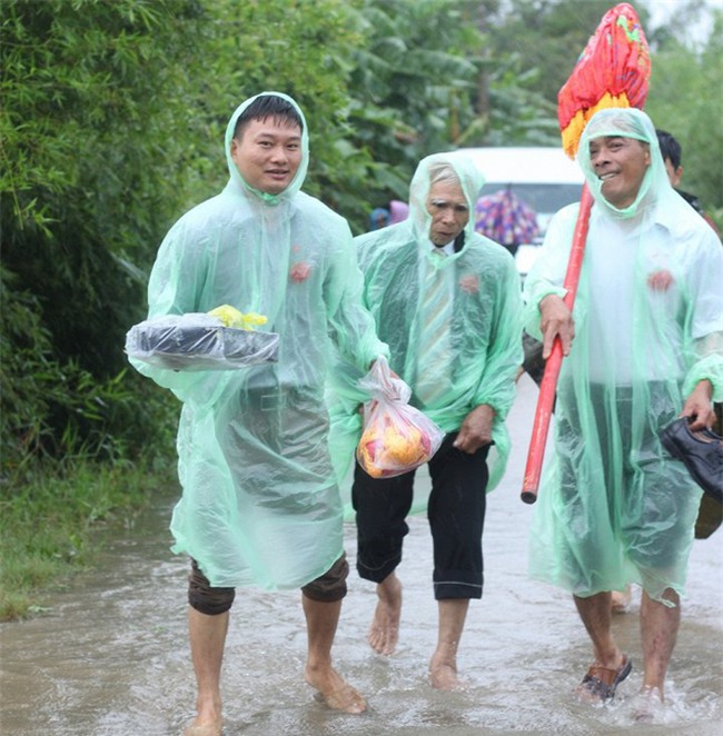 Quảng Trị: Nhà trai xắn quần, cắp dép vượt lũ đi đón dâu ngày mưa bão - Ảnh 15.