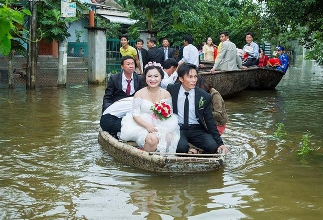 Quảng Trị: Nhà trai xắn quần, cắp dép vượt lũ đi đón dâu ngày mưa bão - Ảnh 19.