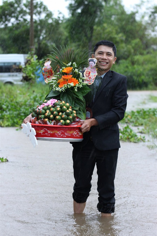 Quảng Trị: Nhà trai xắn quần, cắp dép vượt lũ đi đón dâu ngày mưa bão - Ảnh 3.