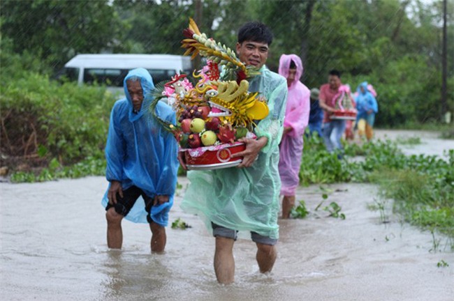 Quảng Trị: Nhà trai xắn quần, cắp dép vượt lũ đi đón dâu ngày mưa bão - Ảnh 4.