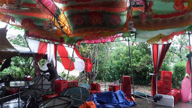 Quảng Trị: Nhà trai xắn quần, cắp dép vượt lũ đi đón dâu ngày mưa bão - Ảnh 6.