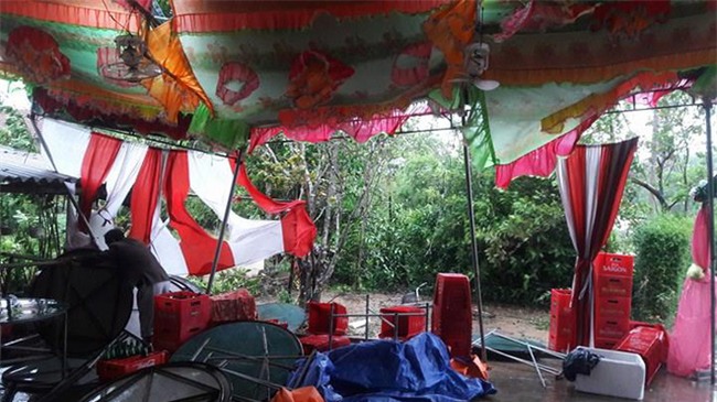 Quảng Trị: Nhà trai xắn quần, cắp dép vượt lũ đi đón dâu ngày mưa bão - Ảnh 7.