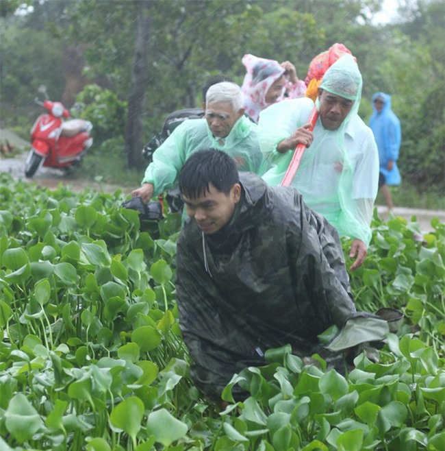 Quảng Trị: Nhà trai xắn quần, cắp dép vượt lũ đi đón dâu ngày mưa bão - Ảnh 9.