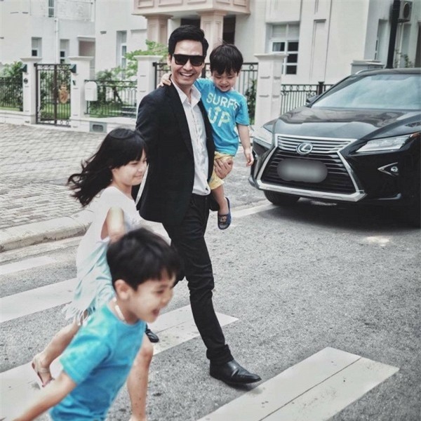 Ông bố ba con - Phan Anh được xếp vào danh sách những người đàn ông thành đạt, đáng nể của showbiz. - Tin sao Viet - Tin tuc sao Viet - Scandal sao Viet - Tin tuc cua Sao - Tin cua Sao