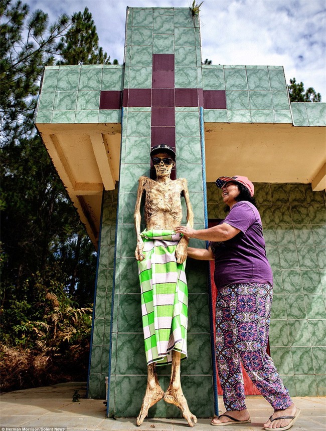 Đào mộ, thay áo mới cho xác chết: Đây chính là một tập tục rùng rợn nhất tại Indonesia - Ảnh 3.